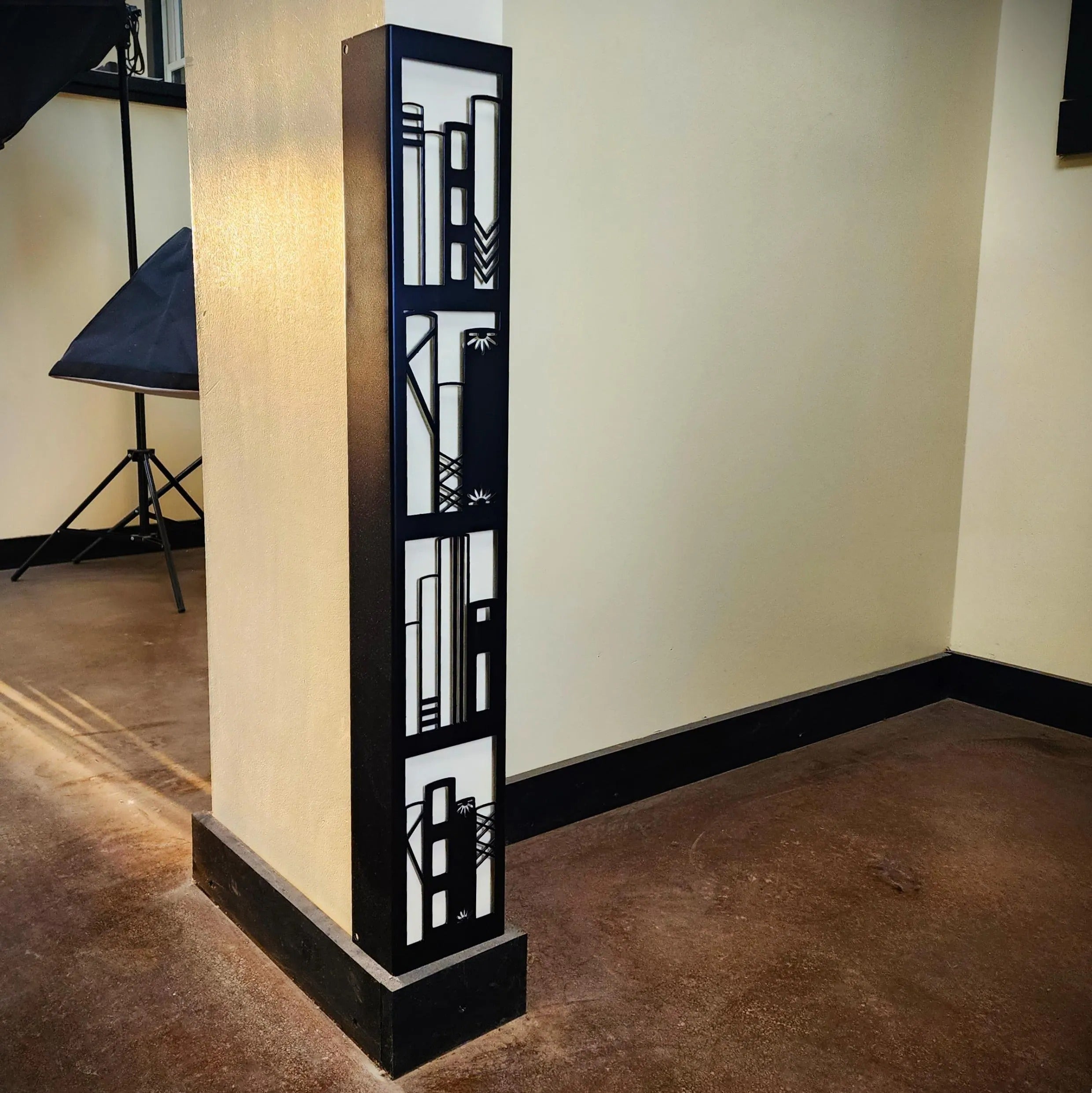 Metal Wall Corner Guard – Decorative Bookcase & Staircase Edge Protector