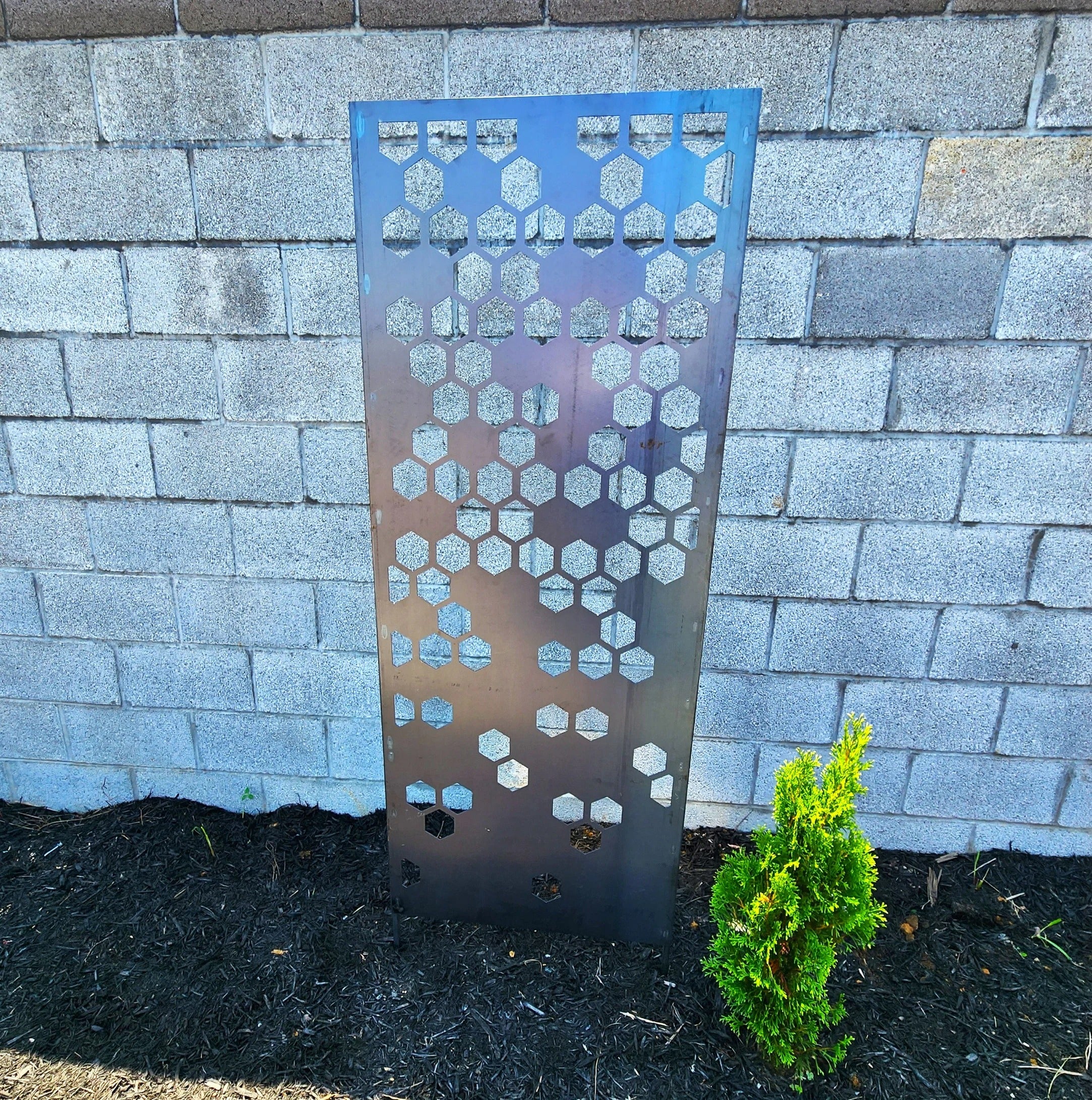 Beehive Metal Privacy Screen – Decorative Outdoor Garden Privacy Panel