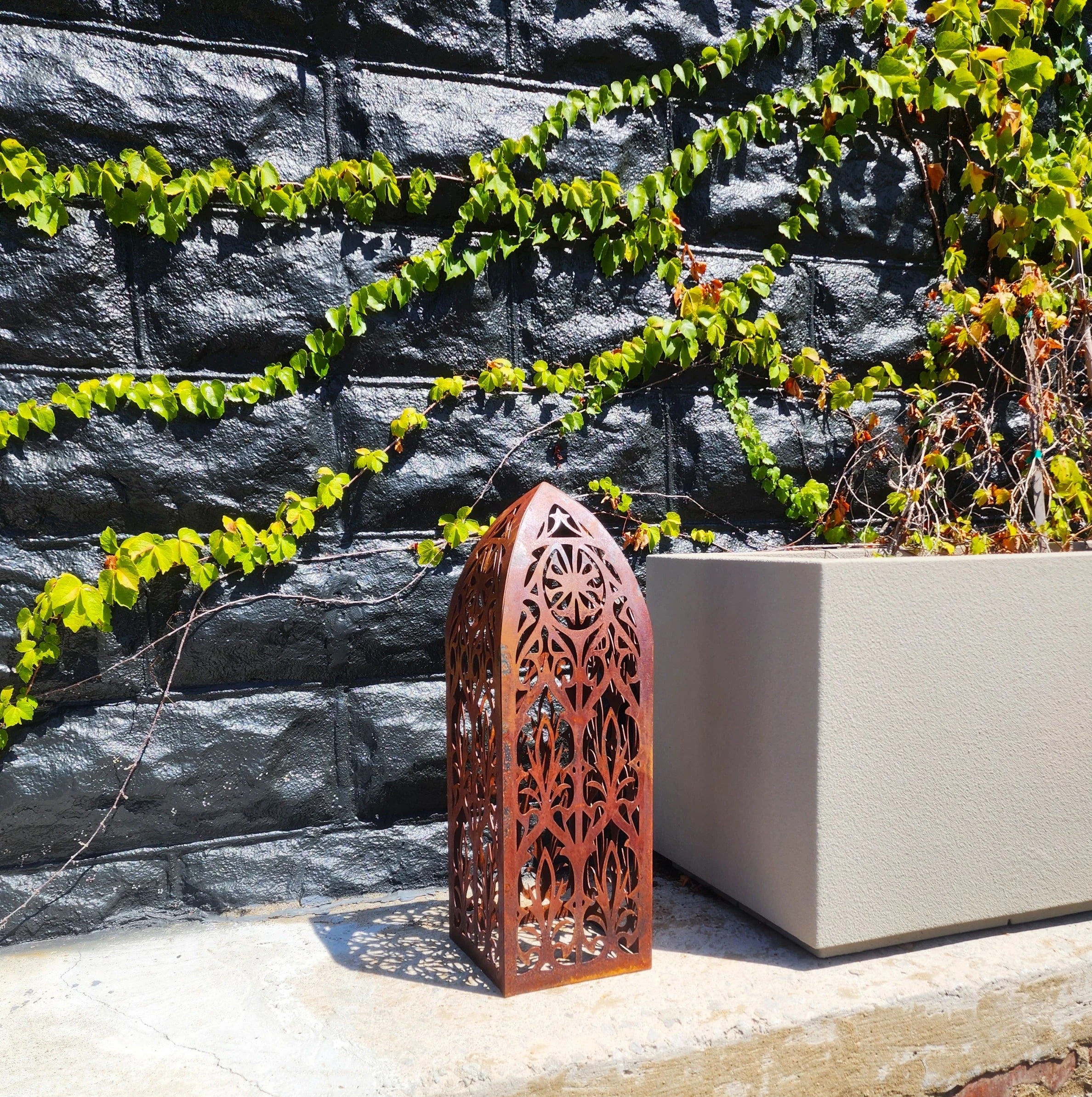 Gothic Metal Garden Column – Cathedral-Style Outdoor & Decorative Accent